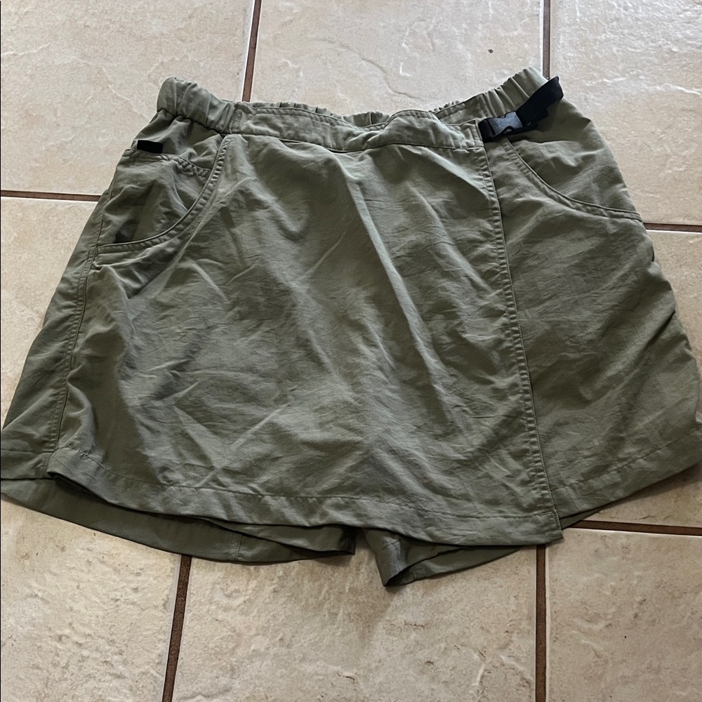 Columbia Olive Green Women's skort sz L